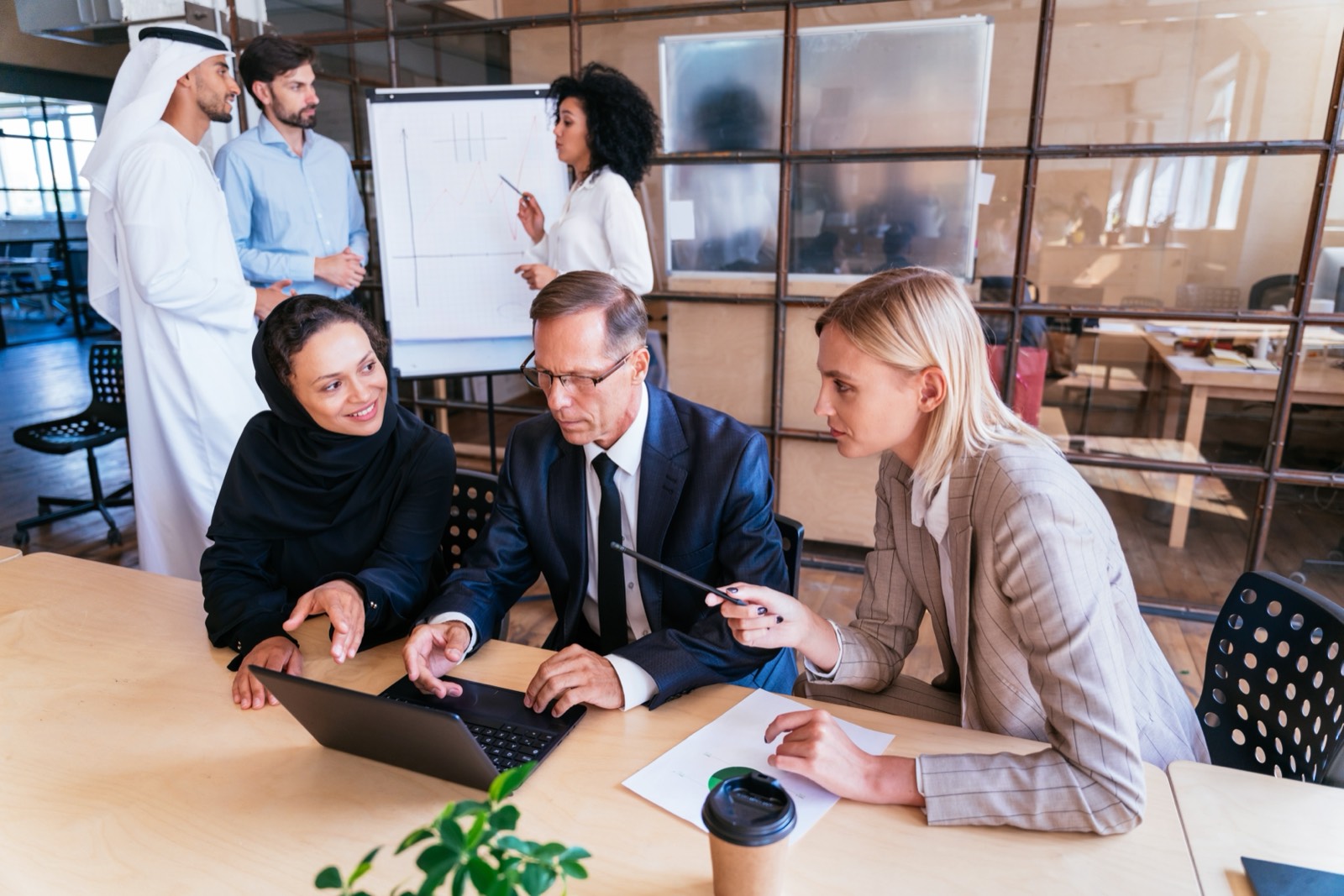 Besprechung zur Corporate Tax in einem Büro in Dubai