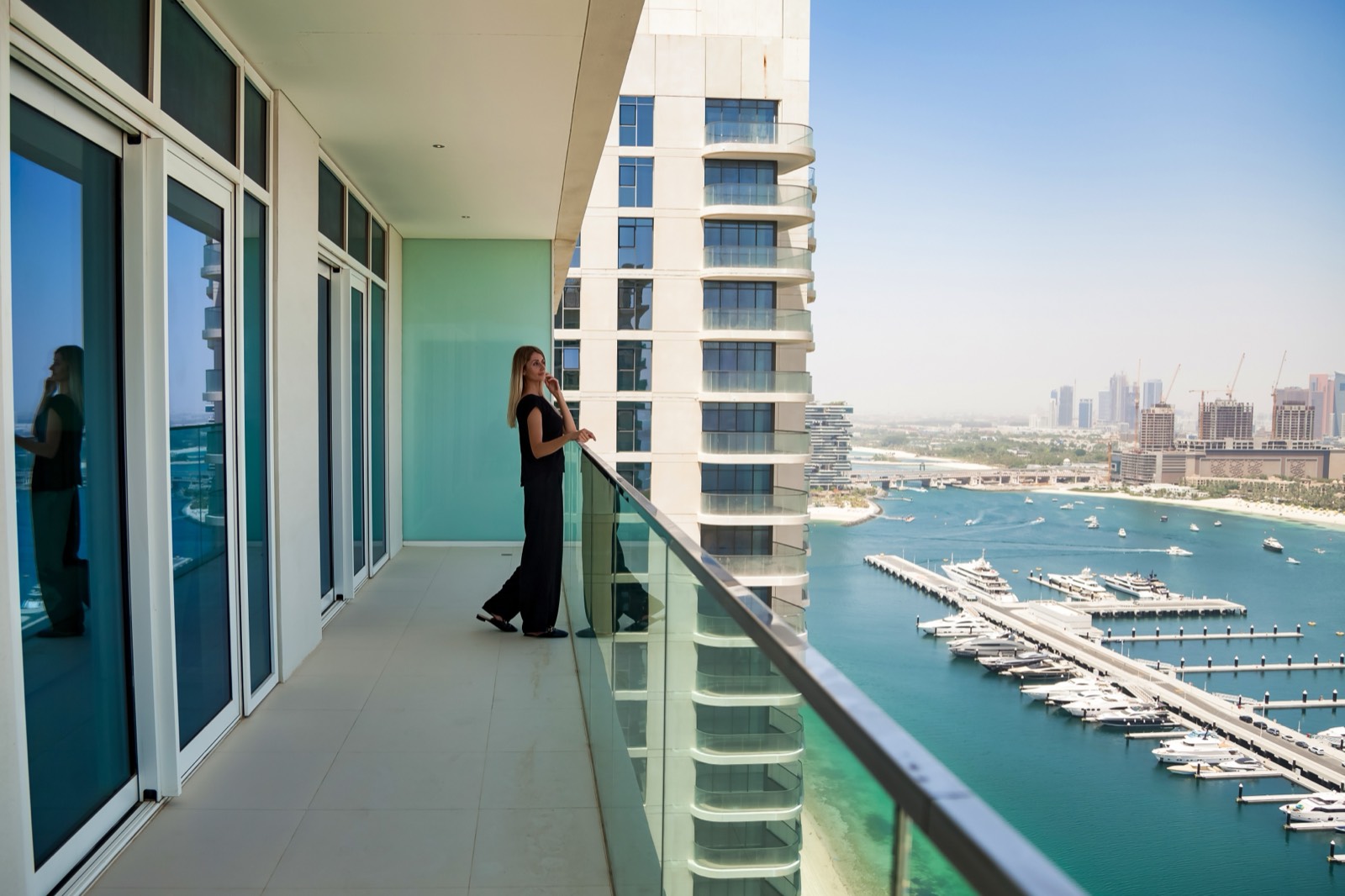 Blick von einem Apartment-Balkon auf die Dubai Marina